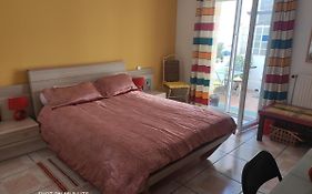 Grande chambre avec garage dans quartier historique